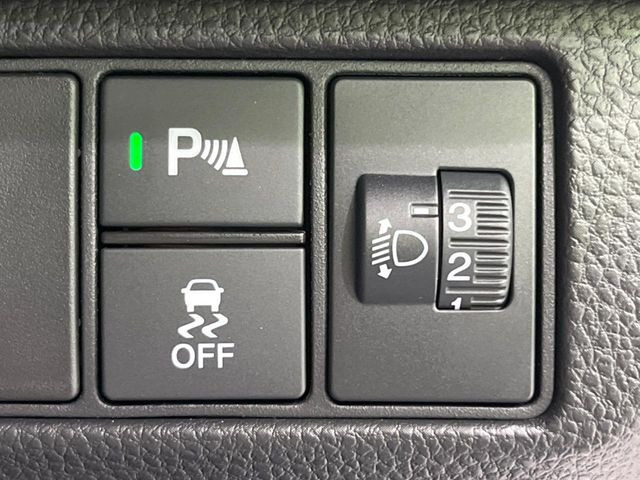 【横滑り防止装置】車両の横滑りを感知すると、自動的に車両の進行方向を保つように車両を制御します。雨の日など滑りやすい路面状況でも安全な運転が可能です。