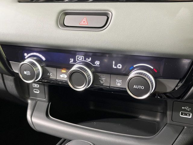 【オートエアコン】一度お好みの温度に設定すれば、車内の温度を検知し風量や温度を自動で調整。暑い…寒い…と何度もスイッチ操作をする必要はありません。快適な車内空間には必須の機能ですね♪