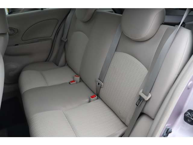 リアシートは使用感少なく綺麗な状態ですが、もちろん隅々までチェックし、よりピカピカに☆を心がけております!!