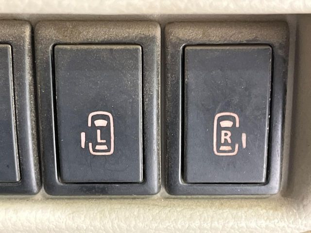 【両側パワースライドドア】スマートキーや運転席のスイッチで後席両側スライドドアの開閉が可能♪電動だから力を入れてドアを開ける必要が無く、小さなお子様でも簡単に開け閉めでき快適です♪