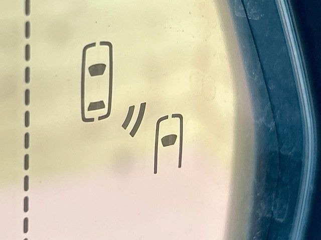 【ブラインドスポットモニター】走行中、ドアミラーの死角になりやすい箇所に後続車が接近するとサイドミラーのレンズに警告を表示!ドライバーに注意喚起をしてくれます。