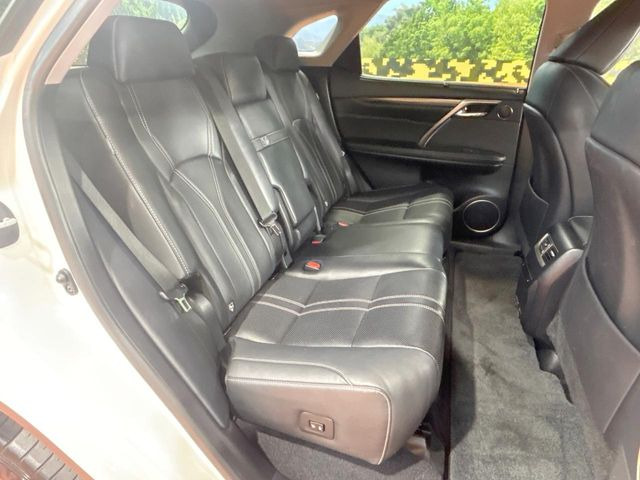 後部座席も気になるようなキズ・汚れやへたり等、大きなダメージはなく、良好な状態です。