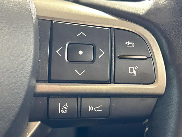 【車線逸脱警報】道路上の白(黄)線を認識し、意図せず走行中の車線からはみ出しそうになった時、メーター内の警告灯とブザーで注意喚起してくれる安心・安全機能です♪