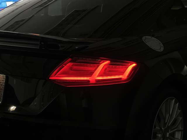 【屋内展示場完備】雨が降っても風が吹いても、暑くても寒くてもゆっくりお車をご覧いただけます⇒