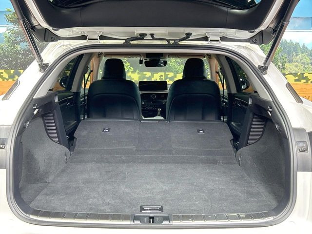 後席を格納すると、これだけの広さが!シーンに合わせたシートアレンジで、大きな荷物も積むことが出来ます♪