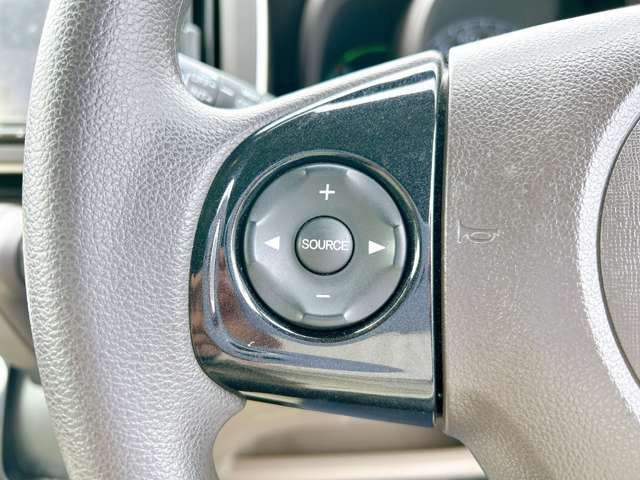 �y�X�e�A�����O�X�C�b�`�z�n���h���̃{�^���ŊȒP�Ƀi�r�̉��ʂ�`�����l������\�ł���