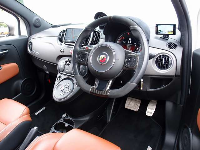 �������Y��Ƀ��[���N���[�j���O�ς݂ƂȂ�܂��B���΂��̌��ȏL����F���܂̏L����������܂���B����]�ɉ�����RECARO���Ȃǂ̃X�|�[�c�V�[�g�ɕύX���\�ł��B���C�y�ɂ����k�������܂�