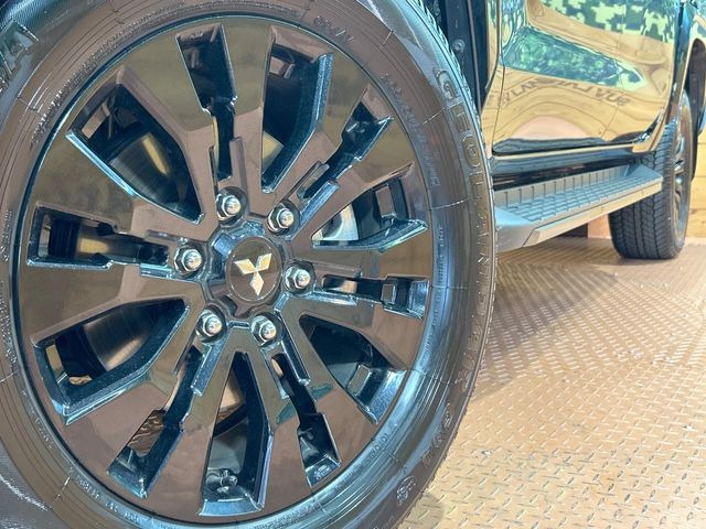 �y����18�C���`�A���~�z�C�[���z�O�ςɃ}�b�`���������A���~�z�C�[���𑕒����Ă���܂��B�e��ЊO�A���~�z�C�[����A�X�^�b�h���X�^�C�����戵�����Ă���܂��B���񂲑��k����������