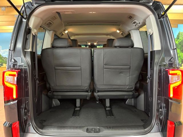 普段のお買い物や通勤、送迎等に十分な荷室スペースを確保しております。セカンドシートを倒すと、大きな荷物の積載も可能です♪