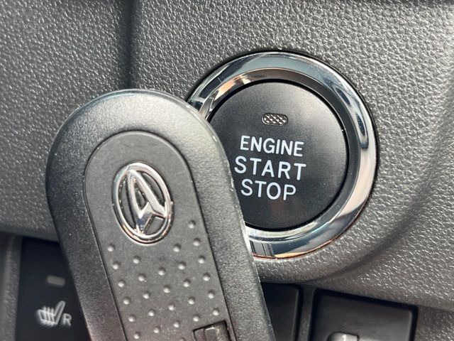 【キーフリーシステム】カバンやポケットに入れたままでもドアの施錠・解錠が可能なスマートキーを装備。エンジンのオン・オフ時もカギを取り出す必要が無いからとっても便利です♪