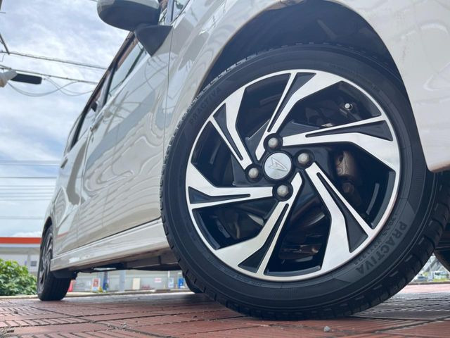 【純正15インチアルミホイール】外観にマッチした純正アルミホイールを装着しております。各種社外アルミホイールや、スタッドレスタイヤも取扱いしております。是非ご相談ください♪