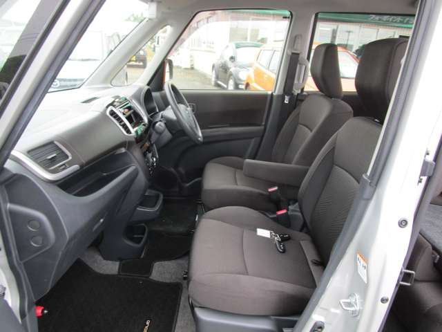 ホールドの良いフロントシート!