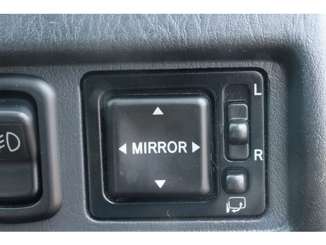 《電格ミラー》狭い駐車場でもワンタッチ格納!