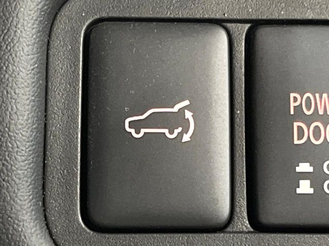 【パワーバックドア】スマートキーや運転席のボタンを押すだけでリアゲートが自動で開閉します!荷物を持っている時や、高い位置にあるバックドアを閉める際に便利な機能です♪