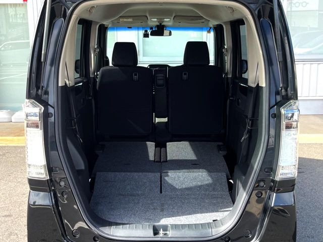 普段のお買い物や通勤、送迎等に十分な荷室スペースを確保しております。セカンドシートを倒すと、大きな荷物の積載も可能です♪