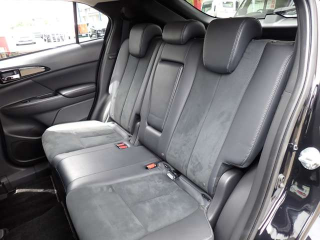 ★内装は専門業者によるルームクリーニング施工★シート・天井・ダッシュボード等に傷やシミ、汚れ等もなく綺麗で嫌な臭い等もありません!清潔で気持ちいい!★