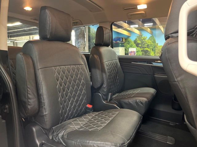 二列目中央はウォークスルーとなっております。二列目と三列目の移動や乗り降りがとっても楽になるので、乗り降りの際もストレスを感じることはありません♪