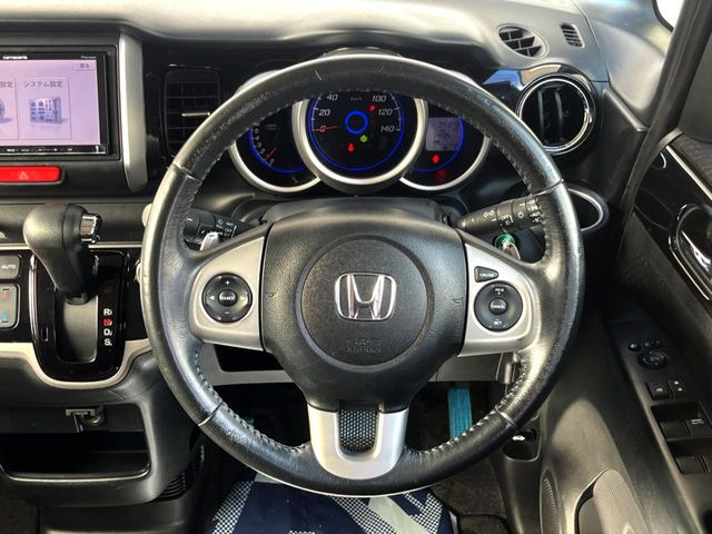 【純正革巻きステアリング】上質な革を使用することで、手にしっかり馴染みとても運転しやすいハンドルです♪