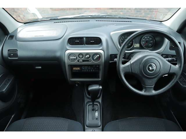 すっきりとしたダッシュボード回り!フロントビューの視界も良くて運転しやすいですよ♪