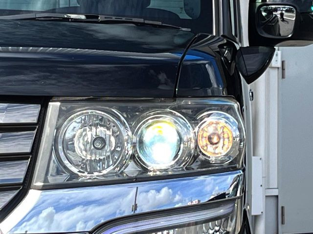 【HIDヘッドライト】非常に明るく前方を照らしてくれるので、悪天候や夜間の走行時も視界良好で安心してお乗りいただけます。