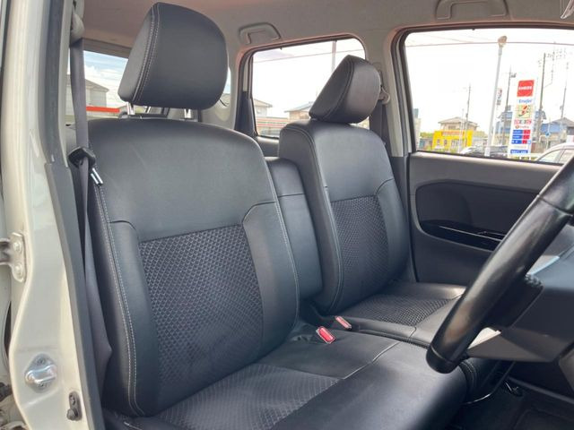 【黒革シート】上質な本革を使用し、高級感あふれる黒革シート。常に体に触れる部分だから、座り心地の良さにはこだわりたいですね♪汚れの付着や劣化を抑制する内装コーティング施工もおススメですよ♪