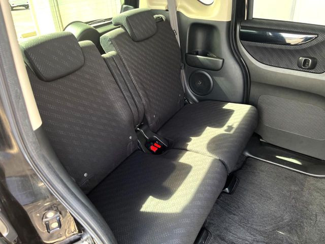 広々とした2列目シートは居住性が高く、居心地も快適!友達や家族とのお出かけにぴったりです。ベビーシートやチャイルドシート使用時も快適にお過ごしいただける十分な空間を確保しています。