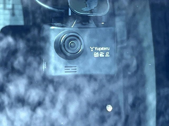 【ドライブレコーダー】安心・安全なカーライフに必須のドライブレコーダーを装備!走行中はもちろん、あおり運転や事故に遭遇した際の状況も映像で記録し、万一のリスクに備えます。