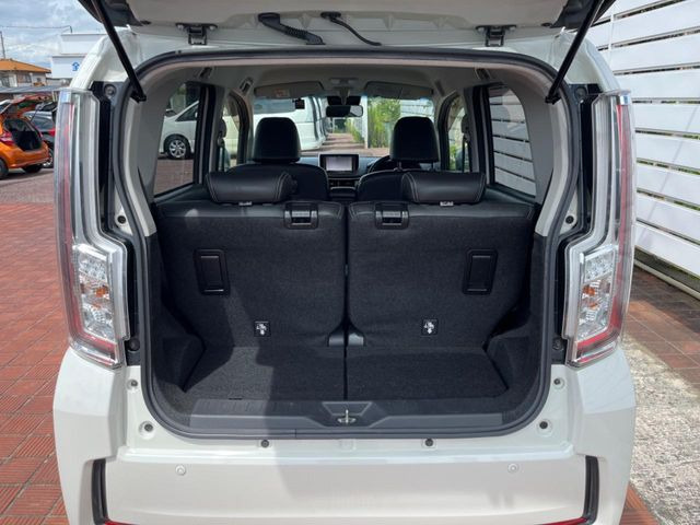 積み下ろしのしやすいデッキにはたっぷりと荷物を積み込んでいただけます。遊びから仕事まで、様々なシーンで頼れます♪