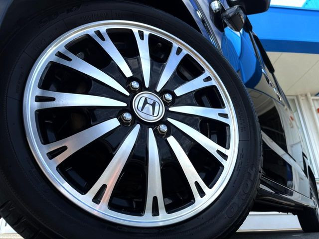 【純正15インチアルミホイール】外観にマッチした純正アルミホイールを装着しております。各種社外アルミホイールや、スタッドレスタイヤも取扱いしております。是非ご相談ください♪