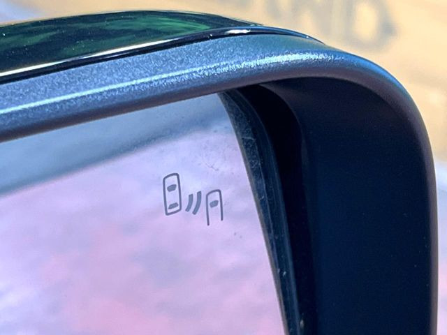 【ブラインドスポットワーニング】走行中、ドアミラーの死角になりやすい箇所に後続車が接近するとサイドミラー付近に警告を表示、ドライバーに注意喚起をしてくれます。