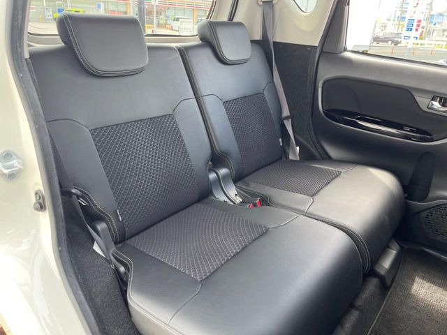 後部座席も気になるようなキズ・汚れやへたり等、大きなダメージはなく、良好な状態です。