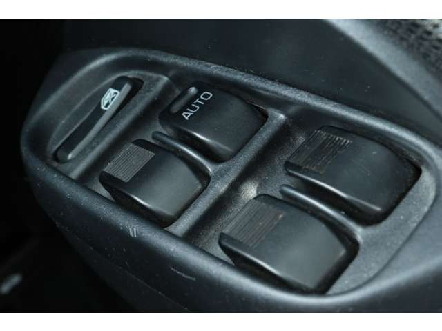 《パワーウィンドウ》窓の開閉もボタン一つ!ウィンドウロックも付いているので、誤作動の心配もありません。