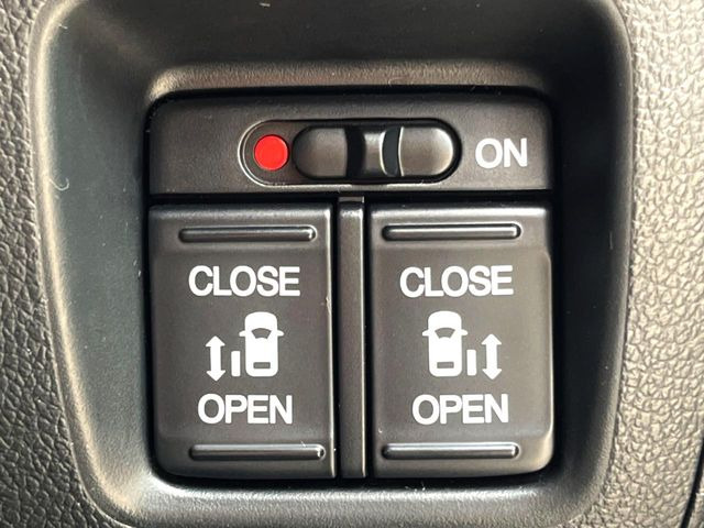 【両側パワースライドドア】スマートキーや運転席のスイッチで後席両側スライドドアの開閉が可能♪電動だから力を入れてドアを開ける必要が無く、小さなお子様でも簡単に開け閉めでき快適です♪