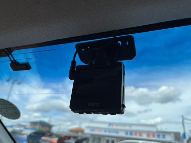 【ドライブレコーダー】安心・安全なカーライフに必須のドライブレコーダーを装備!走行中はもちろん、あおり運転や事故に遭遇した際の状況も映像で記録し、万一のリスクに備えます。