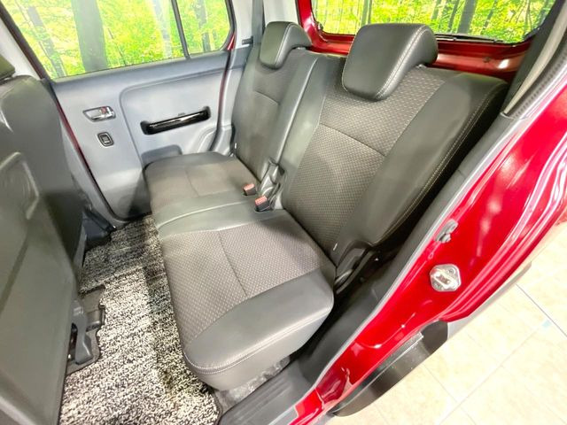 後部座席も気になるようなキズ・汚れやへたり等、大きなダメージはなく、良好な状態です。