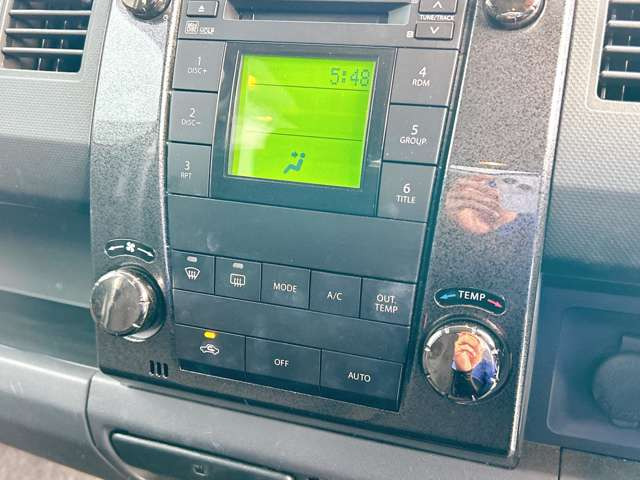 必需品のエアコン付き♪温度調節も簡単操作となっております!