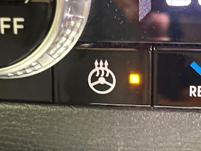 【ステアリングヒーター】冬場に冷たくなりやすい革巻きステアリングを、スイッチ一つで素早く適温に!エアコンよりも早く温まってくれるので、寒い日の運転も快適になりますね♪