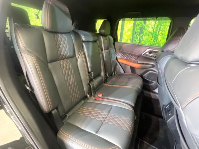 後部座席も気になるようなキズ・汚れやへたり等、大きなダメージはなく、良好な状態です。