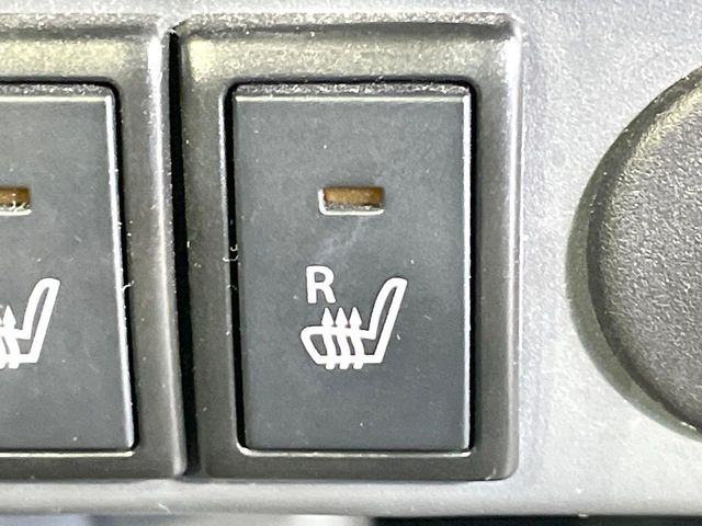 【シートヒーター】寒い日に重宝するシートヒーター!エアコンより早く温まってくれるので寒がりの人も安心ですね♪エアコンの温風は乾燥するから苦手、という方にもをおすすめです。