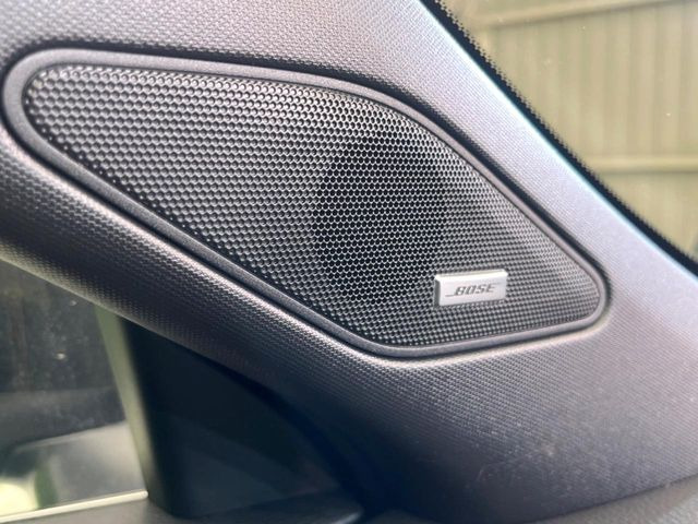 【BOSEサウンドシステム】メーカーオプションの高品位サウンドシステムを搭載。専用のチューニングが施された大小様々なスピーカーから良質なサウンドが奏でられ、臨場感あふれる音響空間を演出します。