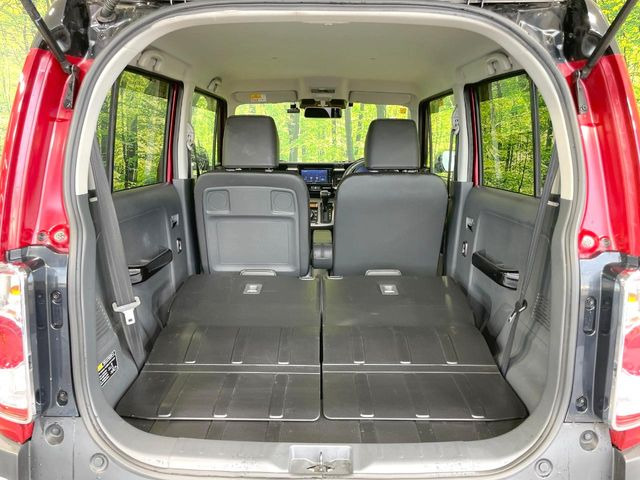 積み下ろしのしやすいデッキにはたっぷりと荷物を積み込んでいただけます。遊びから仕事まで、様々なシーンで頼れます♪