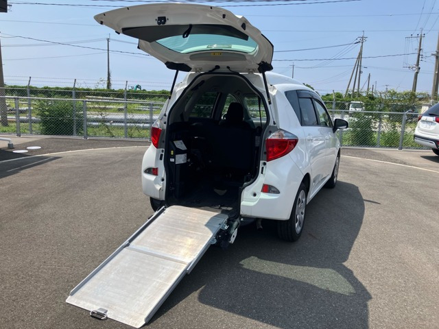ラクティス1.3 X ウェルキャブ 車いす仕様車スロープタイプ タイプI 助手席側リアシート付