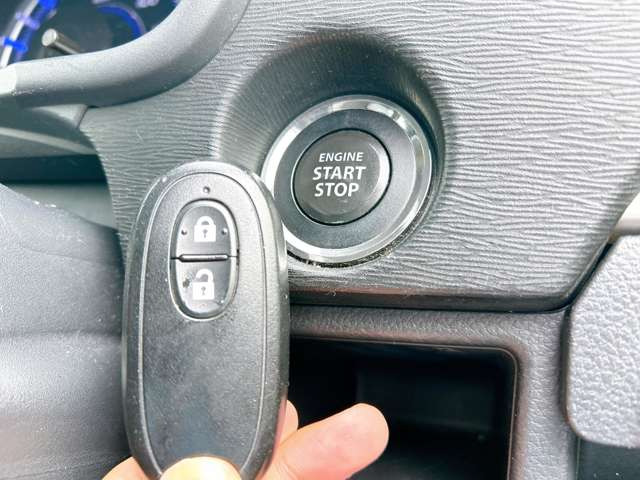 【スマートキー&プッシュスタートシステム】カバンやポケットに入れたままドアの開閉ができ、ワンタッチで楽々エンジンをかけられます♪