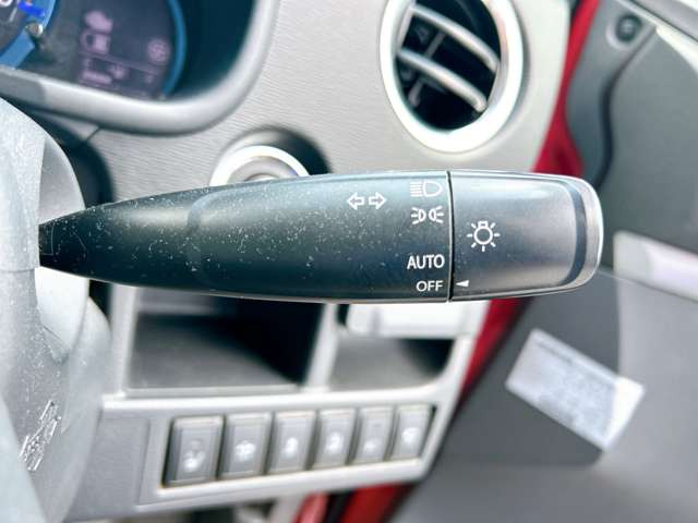 �y�I�[�g���C�g�z�ԊO�̖��邳�����m���āA�����I�Ƀw�b�h���C�g��_�����Ă���܂���g���l���𑖍s����ۂɂ��A�����I�ɓ_�����Ă���ĕ֗��ȑ�����1�ł���