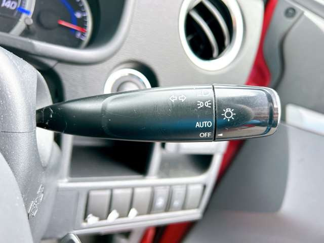 【オートライト】車外の明るさを検知して、自動的にヘッドライトを点灯してくれます♪トンネルを走行する際にも、自動的に点灯してくれて便利な装備の1つです♪