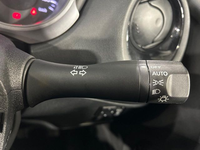 【オートライト】周りの明るさに応じて自動でヘッドライトの点灯・消灯ができる機能です!ライトの付け忘れ・消し忘れなどが無くなり、雨の日や夕方の走行も安心!トンネル通過時も便利ですね♪