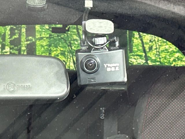 【ドライブレコーダー】安心・安全なカーライフに必須のドライブレコーダーを装備!走行中はもちろん、あおり運転や事故に遭遇した際の状況も映像で記録し、万一のリスクに備えます。