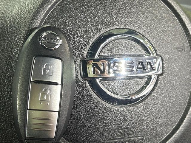 【インテリジェントキー】カバンやポケットに入れたままでもドアの施錠・解錠が可能なスマートキーを装備。エンジンのオン・オフ時もカギを取り出す必要が無いからとっても便利です♪