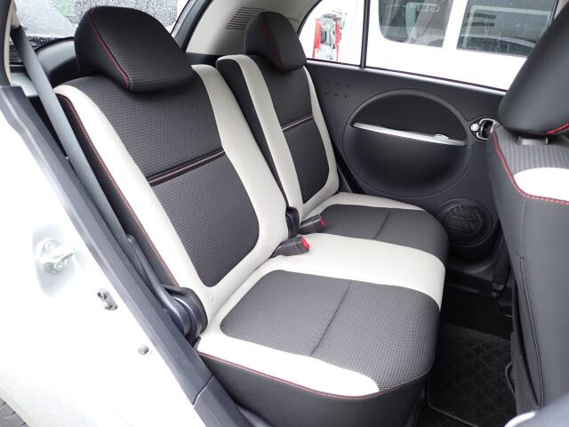 後部座席も大きな擦れもなく状態良好です。