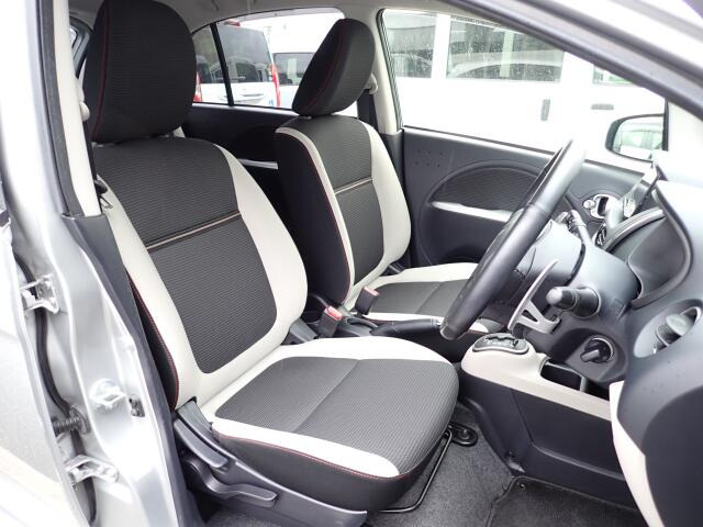 運転席も大きな擦れもなく状態良好です。